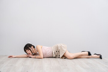 ミニスカートの女性