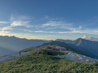 夕暮れの蝶ヶ岳山頂と常念岳へ続く稜線