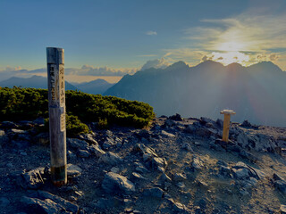蝶ヶ岳山頂から北穂高岳に沈む夕陽