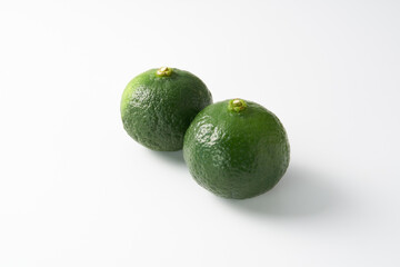 青切りシークワーサーを白背景で