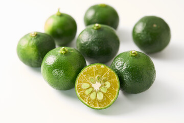 青切りシークワーサーを白背景で