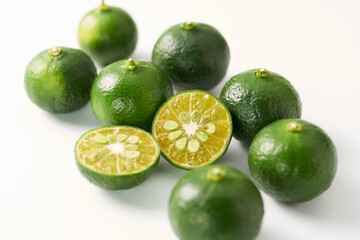 青切りシークワーサーを白背景で