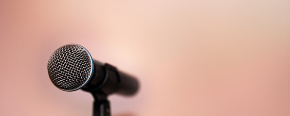 Obraz premium Close-up microphones with blurred light background hall for Reporter reporting or public speaking or journalist interview or speech and broadcasting media live speech concept.