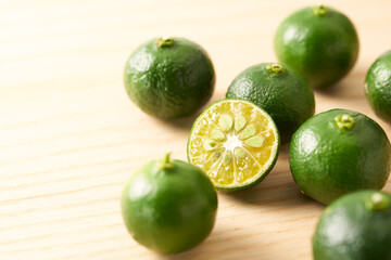 青切りシークワーサーを木目バック