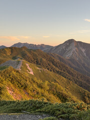 朝日に輝く蝶ヶ岳から常念岳へ続く稜線