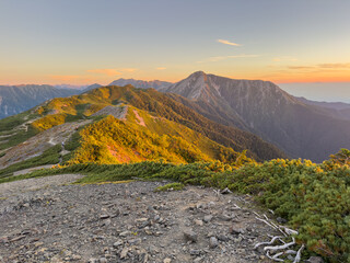 朝日に輝く蝶ヶ岳から常念岳へ続く稜線