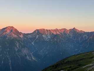 モルゲンロートに染まる奥穂高岳から南岳の稜線