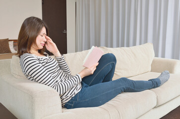 Obraz premium 本を読んで泣く若い日本女性