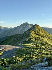 朝日に輝く蝶槍のピークと常念岳の稜線