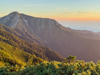 朝日に輝く常念岳と前常念の稜線風景