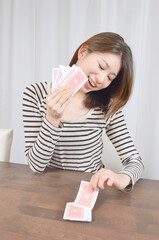トランプで遊ぶ若い日本人女性