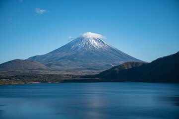 精進湖から望む富士山