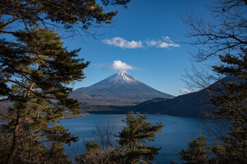 精進湖から望む富士山