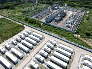 Obraz premium Aerial view of battery energy storage systems under a clear blue sky