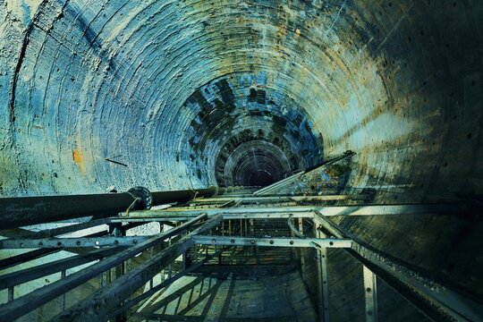 mine "Baňa Bankov" &ndash; ventilation shaft known as the 'Gate to Hell,' view looking down. The depth is 300 meters, and the last 60 meters are flooded.