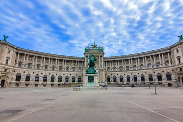 Obraz premium A breathtaking view of the historic Hofburg Palace, specifically the Neue Burg wing, and the iconic Heldenplatz in Vienna