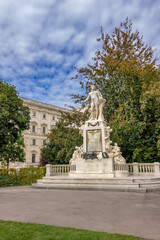 Fototapeta premium Iconic marble statue of Wolfgang Amadeus Mozart set amidst the picturesque Burggarten