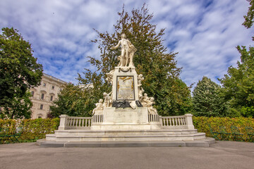 Obraz premium Iconic marble statue of Wolfgang Amadeus Mozart set amidst the picturesque Burggarten