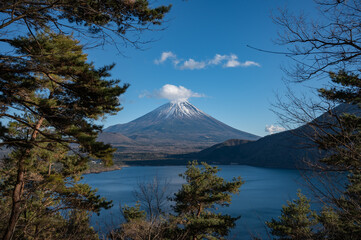 精進湖から望む富士山