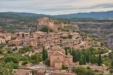 Obraz premium The medieval village of Alquezar, in the province of Huesca, with its clay roofs and its castle on the hilltop.