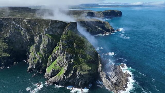 Luftaufnahme einer schroffen irischen K&uuml;ste mit Nebel