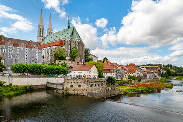 G&ouml;rlitz an der Neisse, Oberlausitz, Altstadtszene mit Lausitzer Neisse und Pfarrkirche Sankt Peter und Paul