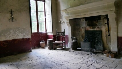 Intérieur dégradé de l’abbaye cistercienne monastique du XIIème siècle Notre-Dame de...