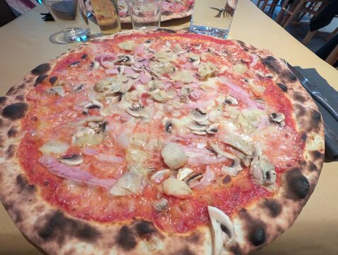 Pizza al piatto capricciosa