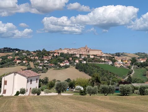 Sullo sfondo l'antico borgo storico di Corinaldo nelle Marche