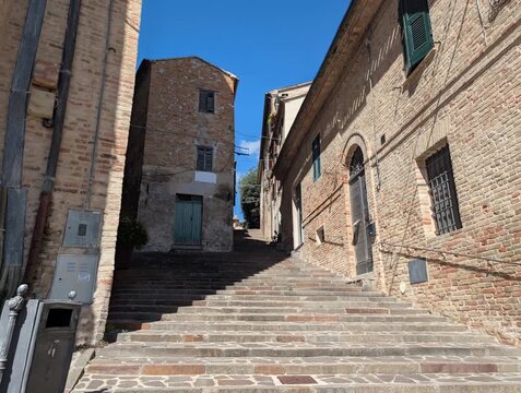 Scale nel borgo medievale di Corinaldo nelle Marche in Italia