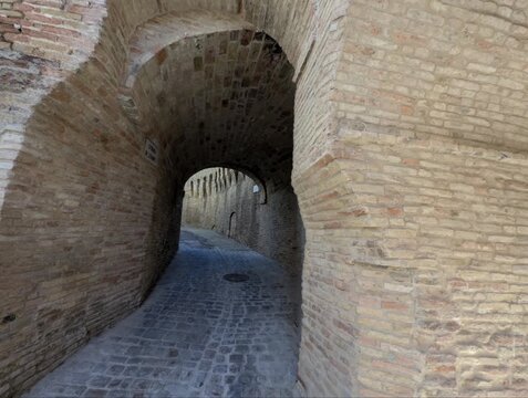 Passaggio ad arco nell'antico borgo storico di Corinaldo nelle Marche in Italia
