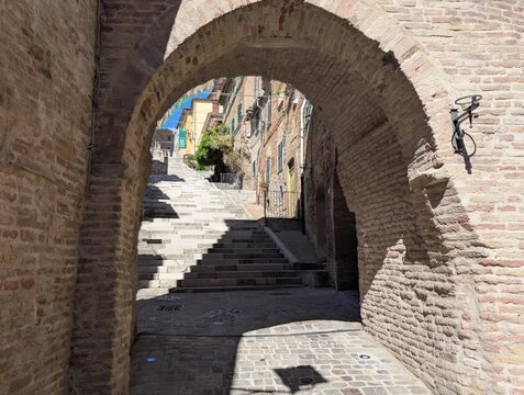 Porta ad arco che da sulle scale a Corinaldo antico borgo medievale delle Marche