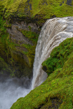 Cascade de Sk&oacute;gafoss, et son rideau d'eau puissant, dans le sud de l'Islande, depuis la plateforme d'observation au sommet de la falaise