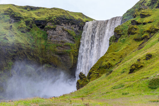 Cascade de Sk&oacute;gafoss, et son rideau d'eau puissant, dans le sud de l'Islande