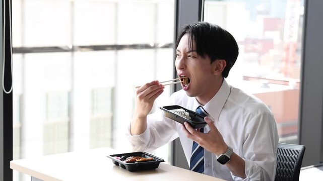 会議室でお弁当を食べるビジネスマン
