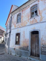 Vieil immeuble coloré abandonné à Faro, Algarve, Portugal – architecture urbaine pittoresque et atmosphère nostalgique