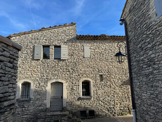 Gassen im kleinen Dorf Goult, Provence, Frankreich