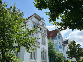 Bielefeld, NRW, Deutschland: Sanierte Altbaufassaden im Grünen