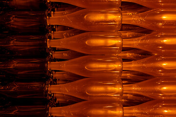 Cave à champagne avec lumière tamisée orange, bouteilles stockées dans des casiers...