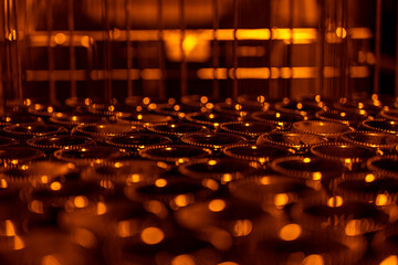 Cave à champagne avec lumière tamisée orange, bouteilles stockées dans des casiers...