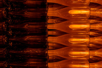 Cave à champagne avec lumière tamisée orange, bouteilles stockées dans des casiers...