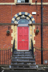 typische Haustür in der Stadt Letterkenny in Irland