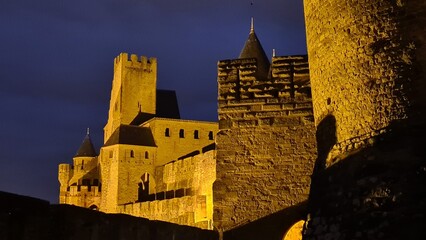 Le donjon de la cité de Carcassonne vu depuis le pied de la tour Wisigothe