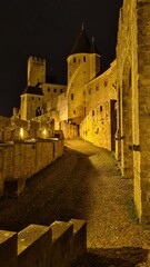 Le donjon de la cité de Carcassonne vu depuis les remparts de nuit