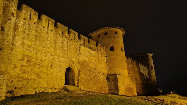 La porte de Rodez de la cit&eacute; de Carcassonne vue de nuit