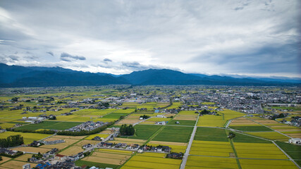 雨が降りそうな9月の富山県入善町沿岸からみる洋上風力発電風車をはじめとする様々なもの