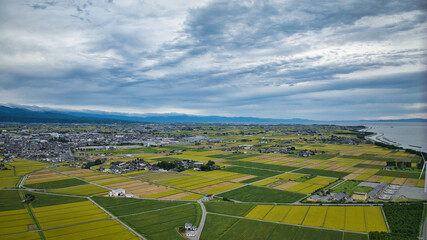雨が降りそうな9月の富山県入善町沿岸からみる洋上風力発電風車をはじめとする様々なもの