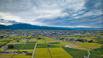 雨が降りそうな9月の富山県入善町沿岸からみる洋上風力発電風車をはじめとする様々なもの