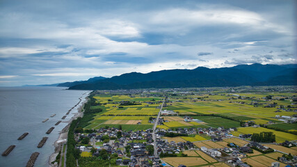 雨が降りそうな9月の富山県入善町沿岸からみる洋上風力発電風車をはじめとする様々なもの