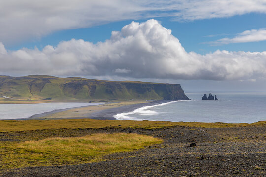 Vue sur la plage de Reynisfjara, la plage embl&eacute;matique au sable noir volcanique d'Islande, depuis le phare de Dyrh&oacute;laey